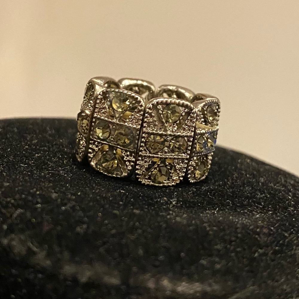 Ladies silver ring